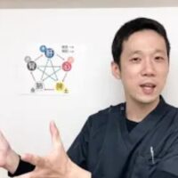 自律神経を整えるために、頭のてっぺんにあるツボ「百会」を刺激する方法や、朝日を浴びて体内時計をリセットする重要性を解説する石丸院長