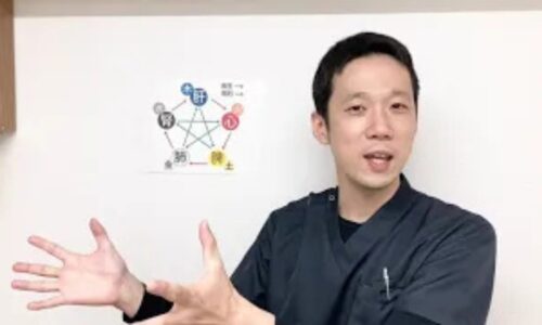 自律神経を整えるために、頭のてっぺんにあるツボ「百会」を刺激する方法や、朝日を浴びて体内時計をリセットする重要性を解説する石丸院長