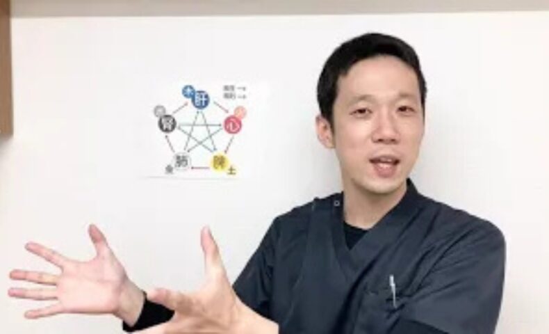 自律神経を整えるために、頭のてっぺんにあるツボ「百会」を刺激する方法や、朝日を浴びて体内時計をリセットする重要性を解説する石丸院長