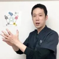 肩こりの原因となる五臓(肝・腎など)の乱れを見極め、針を刺さずに心地よくアプローチする東洋医学的な施術を解説する石丸院長