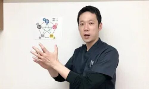 肩こりの原因となる五臓（肝・腎など）の乱れを見極め、針を刺さずに心地よくアプローチする東洋医学的な施術を解説する石丸院長