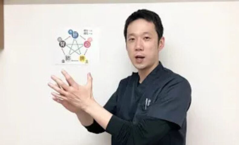 肩こりの原因となる五臓（肝・腎など）の乱れを見極め、針を刺さずに心地よくアプローチする東洋医学的な施術を解説する石丸院長