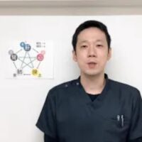 腰痛のタイプに合わせて、五臓(肝・心・脾・肺・腎)のバランスを鍼とお灸で整える東洋医学的な治療方針を解説する石丸院長